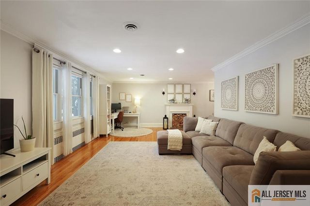 25 Beverly Court, Metuchen, NJ 08840