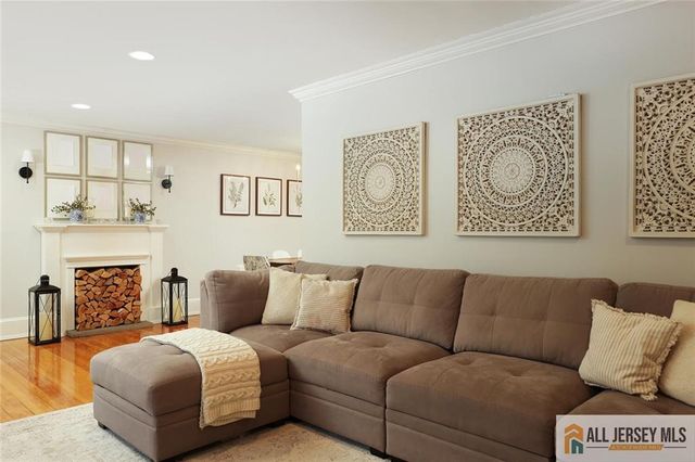 25 Beverly Court, Metuchen, NJ 08840