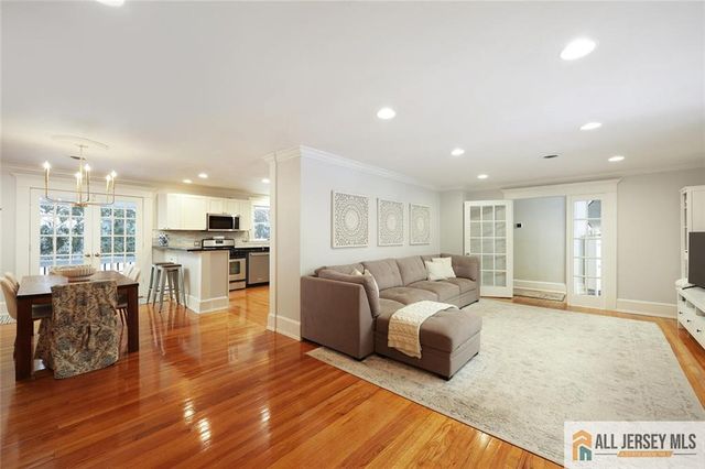 25 Beverly Court, Metuchen, NJ 08840