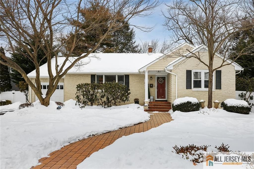25 Beverly Court, Metuchen, NJ 08840