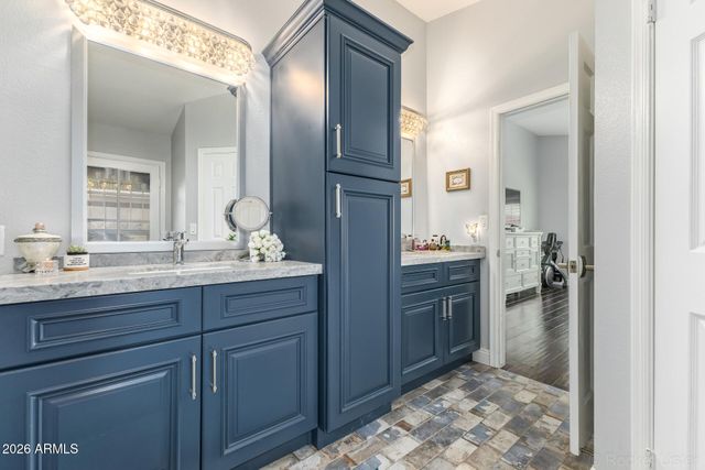 2711 W HIGHLAND Street, Chandler, AZ 85224