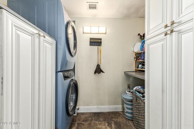 2711 W HIGHLAND Street, Chandler, AZ 85224