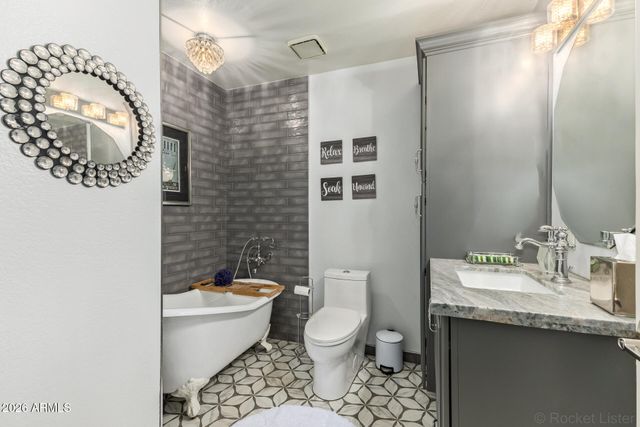 2711 W HIGHLAND Street, Chandler, AZ 85224