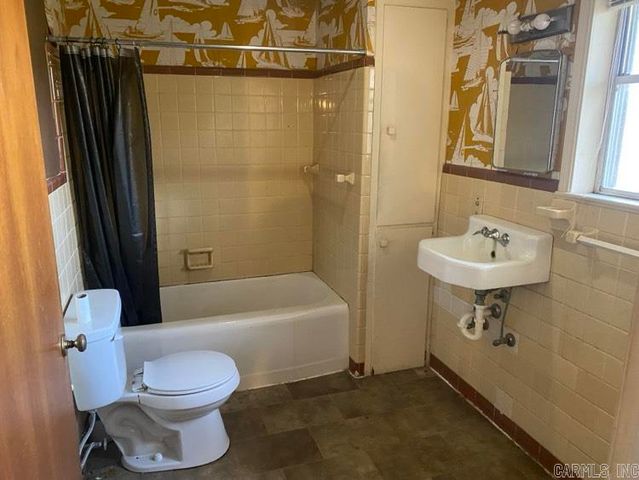 514 W Pennington St Highway, Ola, AR 72853