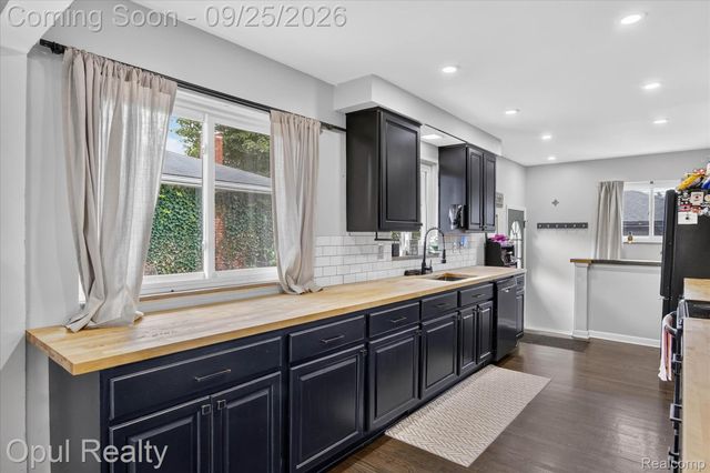 9031 Laurel Street, Livonia, MI 48150