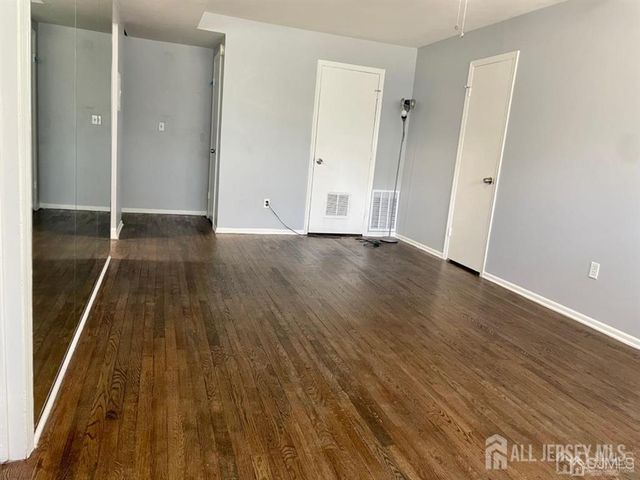 128 College Drive, Edison, NJ 08817