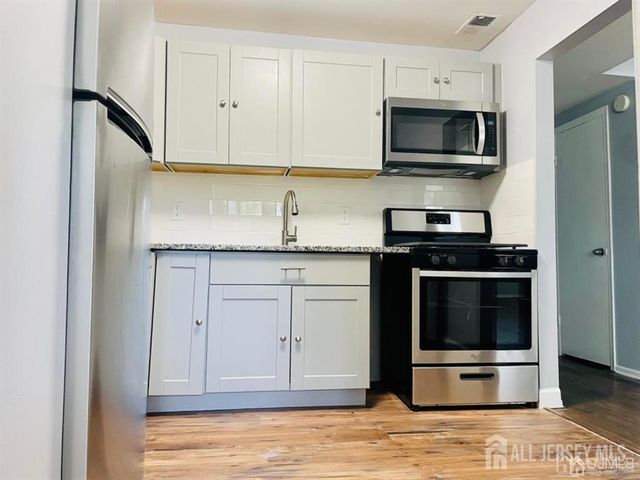 128 College Drive, Edison, NJ 08817