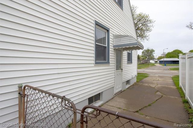 924 E Otis Avenue, Hazel Park, MI 48030