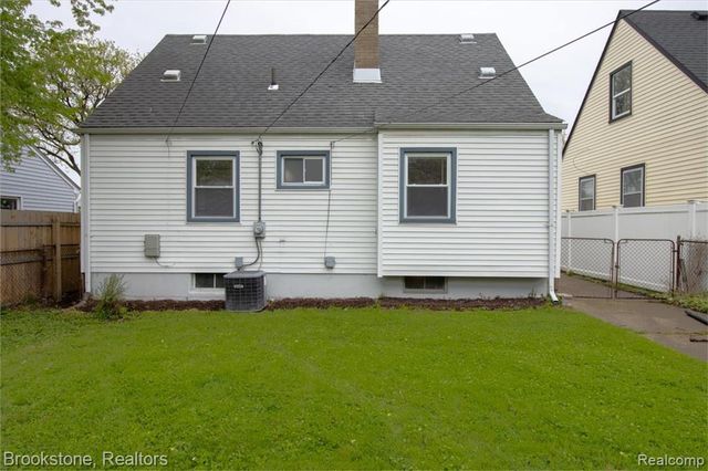 924 E Otis Avenue, Hazel Park, MI 48030