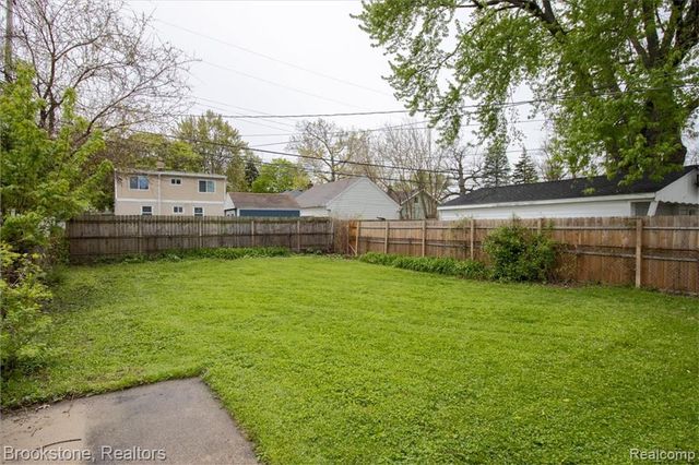 924 E Otis Avenue, Hazel Park, MI 48030