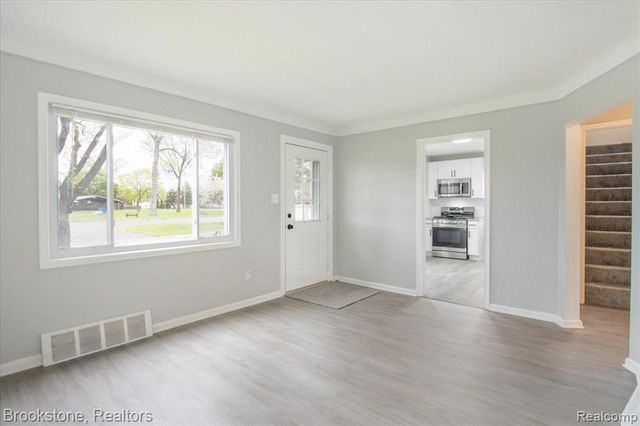 924 E Otis Avenue, Hazel Park, MI 48030