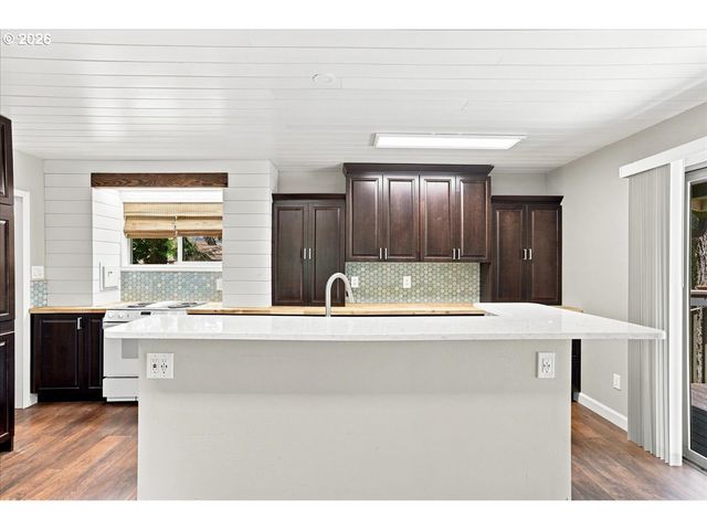 2425 ARCHWOOD Dr, Longview, WA 98632