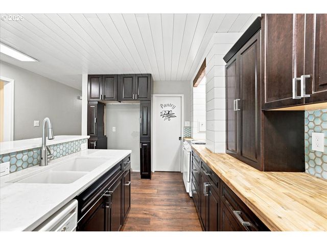 2425 ARCHWOOD Dr, Longview, WA 98632