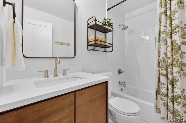 1534 Mason Valley Road, Town And Country, MO 63131