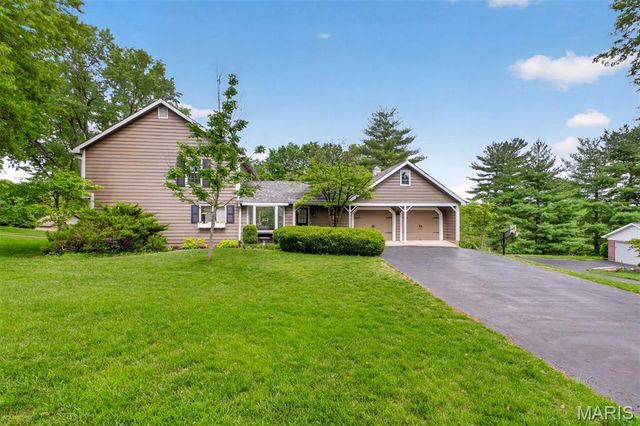 1534 Mason Valley Road, Town And Country, MO 63131