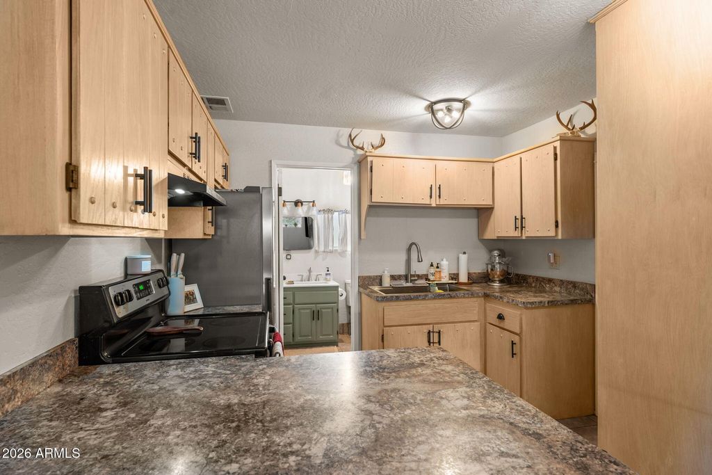 601 Whipple Court, Wickenburg, AZ 85390 — photo 4