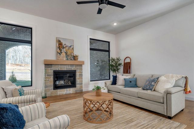 3945 E Woodhue Street, Springfield, MO 65802