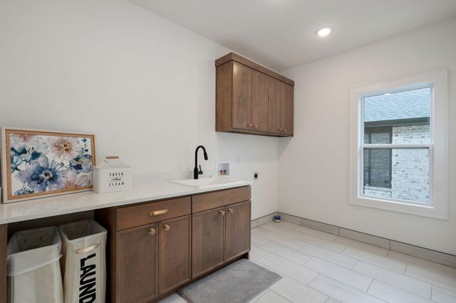 3945 E Woodhue Street, Springfield, MO 65802