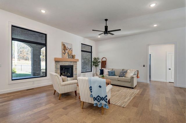 3945 E Woodhue Street, Springfield, MO 65802