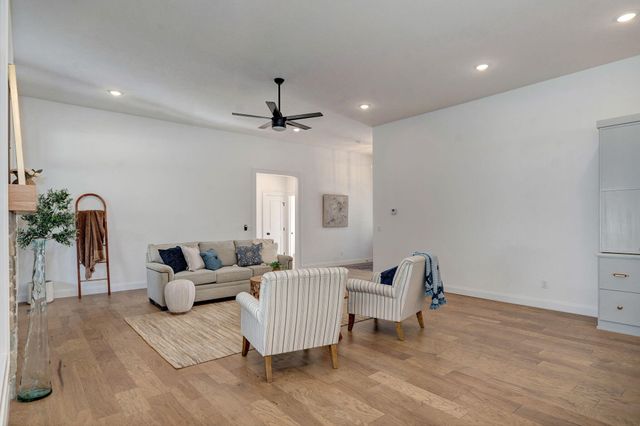 3945 E Woodhue Street, Springfield, MO 65802