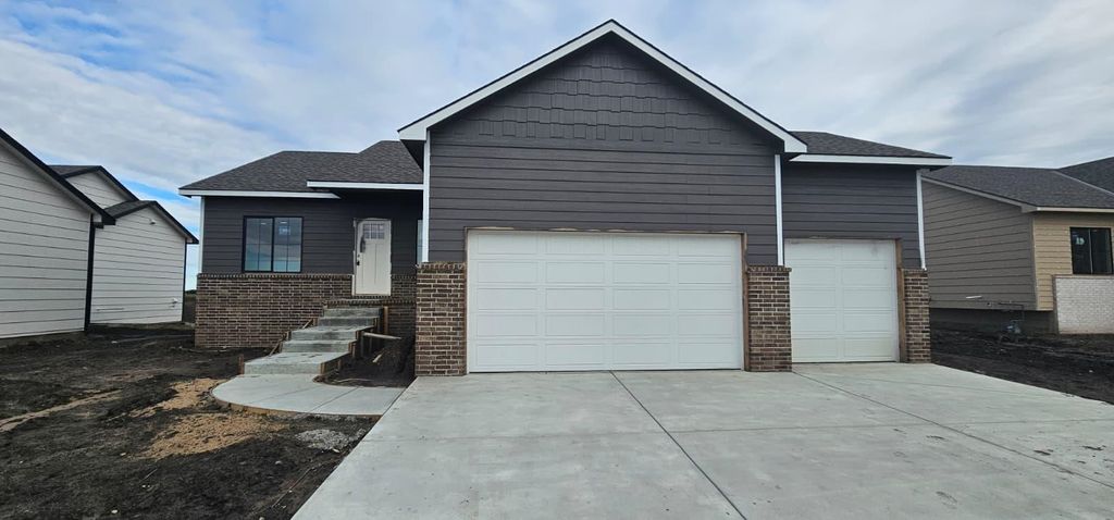 1520 E Midway Ct, Valley Center, KS 67147