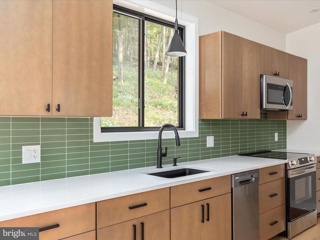 715 TIMBERLINE DR, Lost City, WV 26810