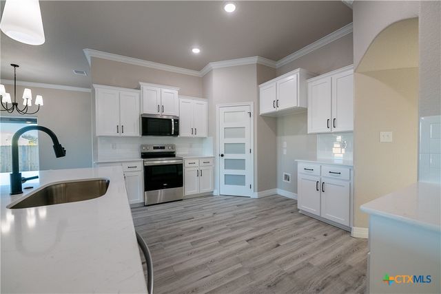 1404 Red Rock Road, Hewitt, TX 76643