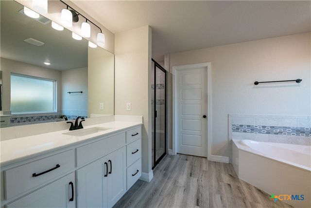 1404 Red Rock Road, Hewitt, TX 76643