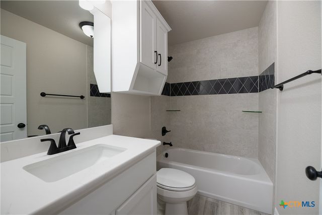 1404 Red Rock Road, Hewitt, TX 76643