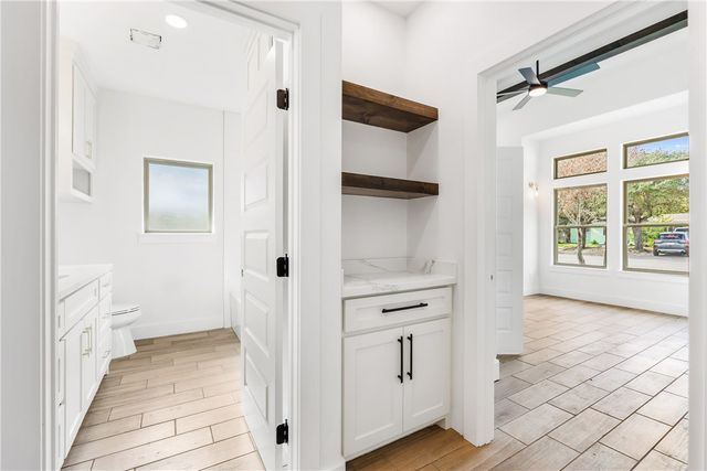 835 S 8th St, Aransas Pass, TX 78336