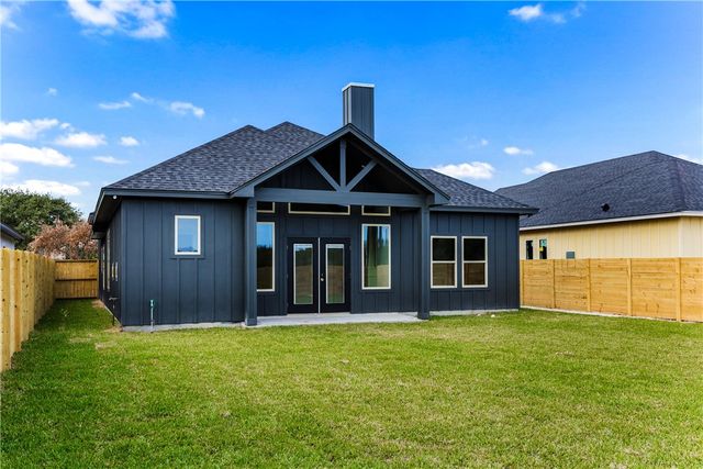 835 S 8th St, Aransas Pass, TX 78336