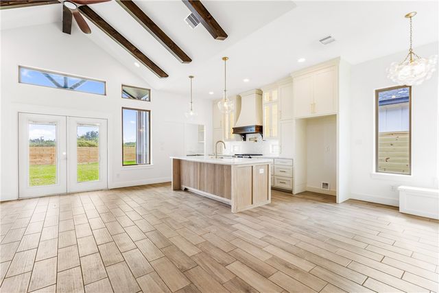 835 S 8th St, Aransas Pass, TX 78336