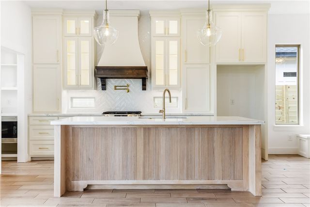 835 S 8th St, Aransas Pass, TX 78336