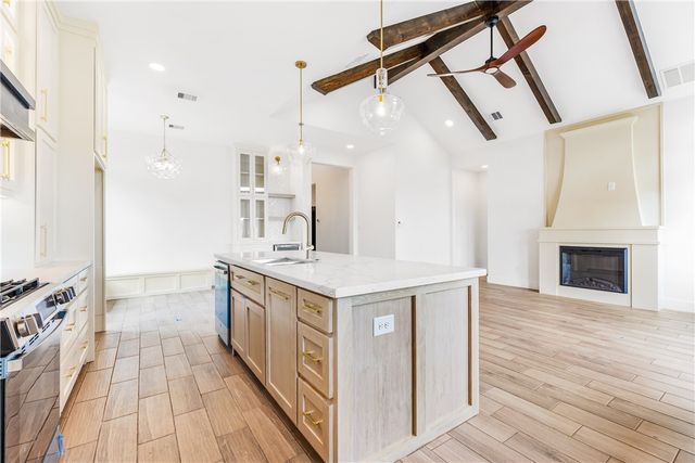 835 S 8th St, Aransas Pass, TX 78336