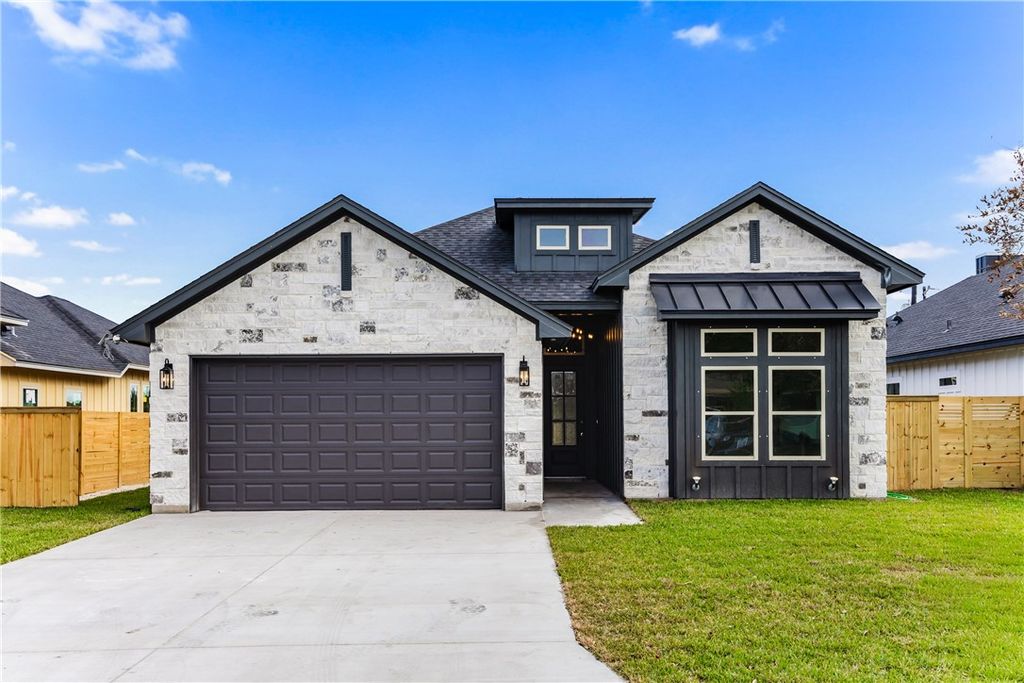 835 S 8th St, Aransas Pass, TX 78336