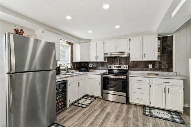 421 Wayne Ave, Ellwood City, PA 16117