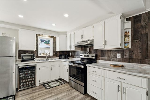 421 Wayne Ave, Ellwood City, PA 16117