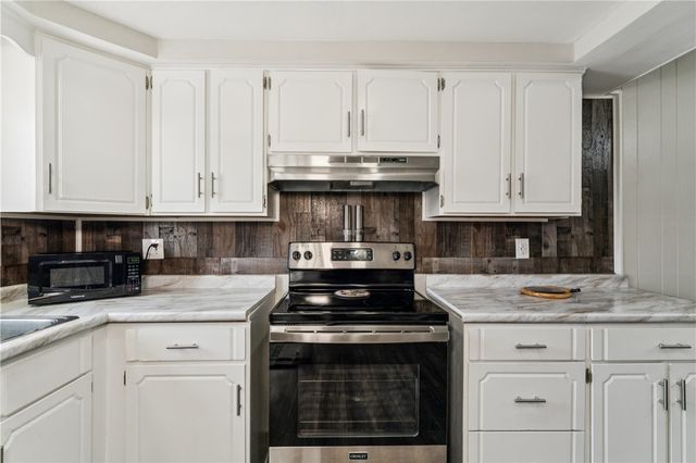 421 Wayne Ave, Ellwood City, PA 16117