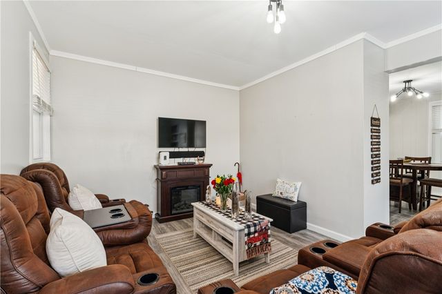 421 Wayne Ave, Ellwood City, PA 16117