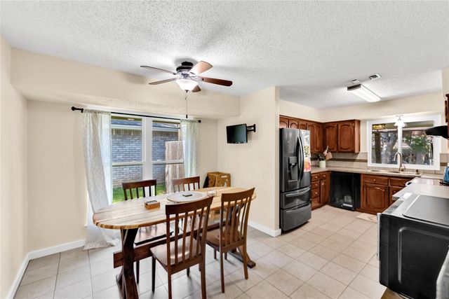 7612 Creekmoore Drive, Fort Worth, TX 76133