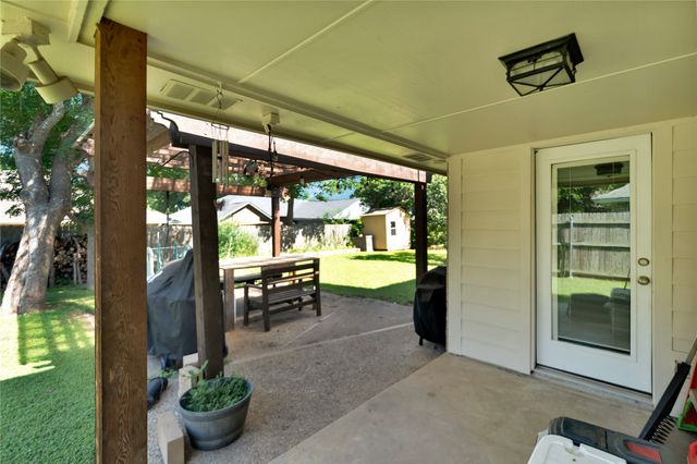 7612 Creekmoore Drive, Fort Worth, TX 76133