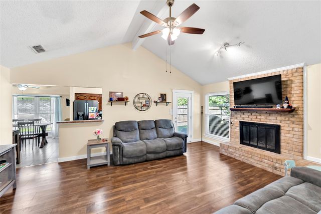 7612 Creekmoore Drive, Fort Worth, TX 76133