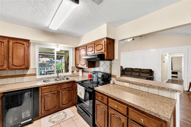 7612 Creekmoore Drive, Fort Worth, TX 76133