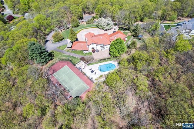 912 Cherokee Lane, Franklin Lakes, NJ 07417