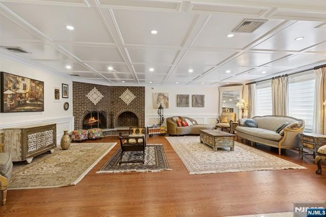 912 Cherokee Lane, Franklin Lakes, NJ 07417