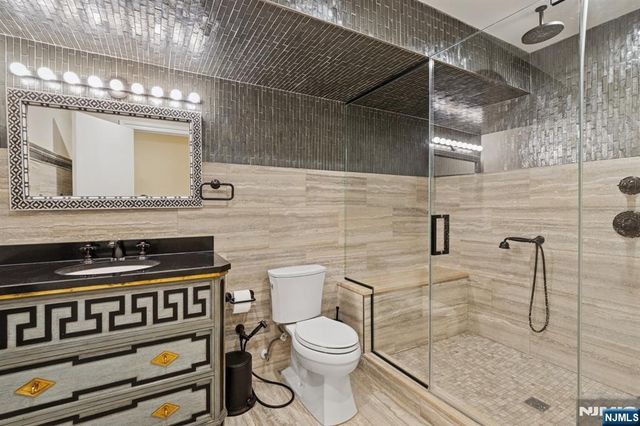 912 Cherokee Lane, Franklin Lakes, NJ 07417