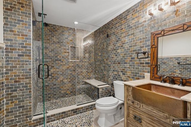 912 Cherokee Lane, Franklin Lakes, NJ 07417
