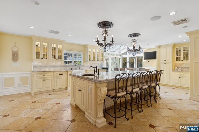 912 Cherokee Lane, Franklin Lakes, NJ 07417