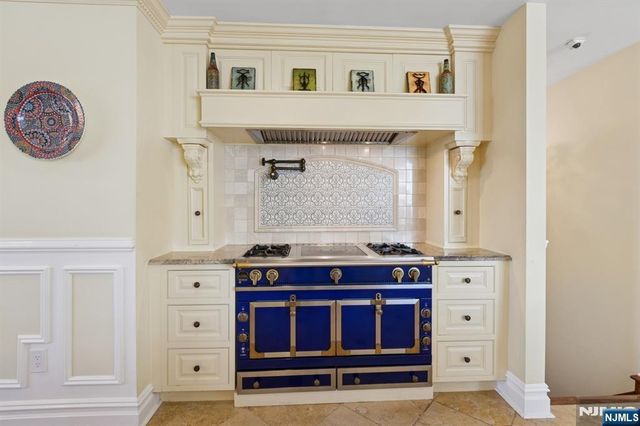 912 Cherokee Lane, Franklin Lakes, NJ 07417