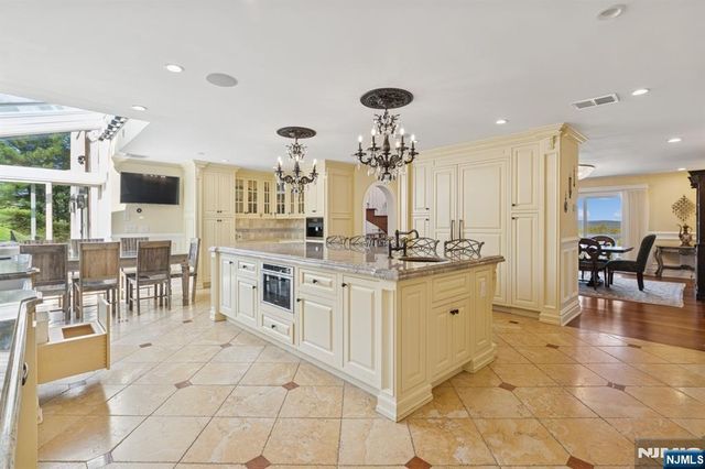 912 Cherokee Lane, Franklin Lakes, NJ 07417